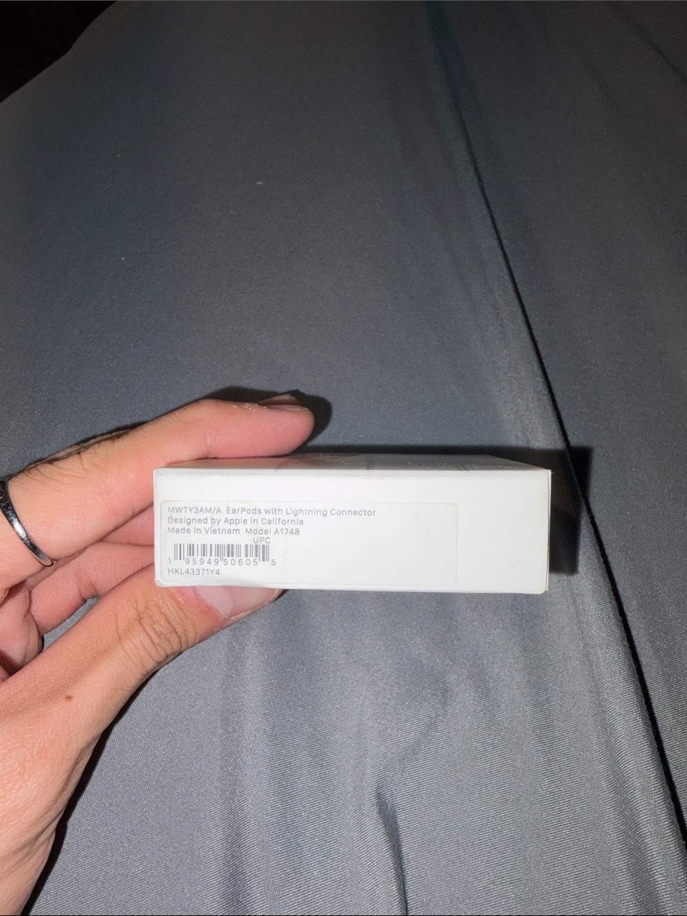 Apple White EarPods with Lightning Connector - Retail Box - Picture 2 of 4